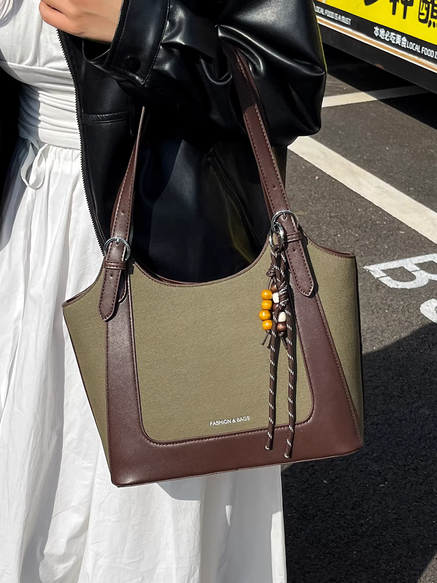 Túi đeo chéo nữ retro, dung tích lớn, mẫu mới thu đông 2025, đa năng, phong cách thường ngày, chất liệu có vân, thích hợp đi làm và phối đồ công sở.
