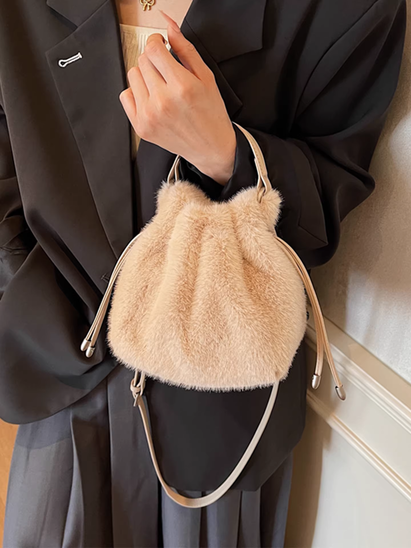 Túi xách lông mềm dành cho nữ, thiết kế độc đáo mùa thu đông 2025, túi đeo chéo lông xù, túi bucket đang thịnh hành năm nay.