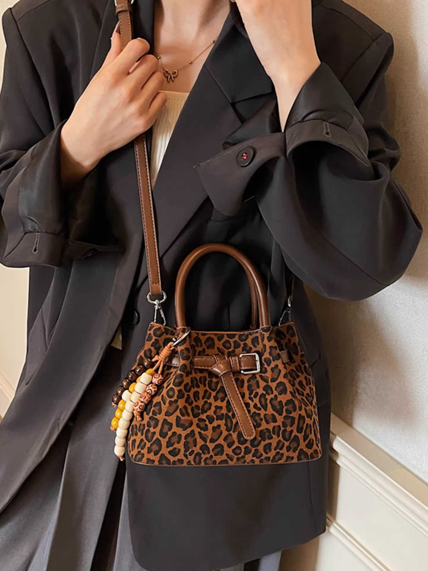 Túi nhỏ da lộn họa tiết báo dành cho nữ, phong cách vintage thu đông 2025, túi đeo chéo độc đáo, túi xách tay kiểu xô đang thịnh hành