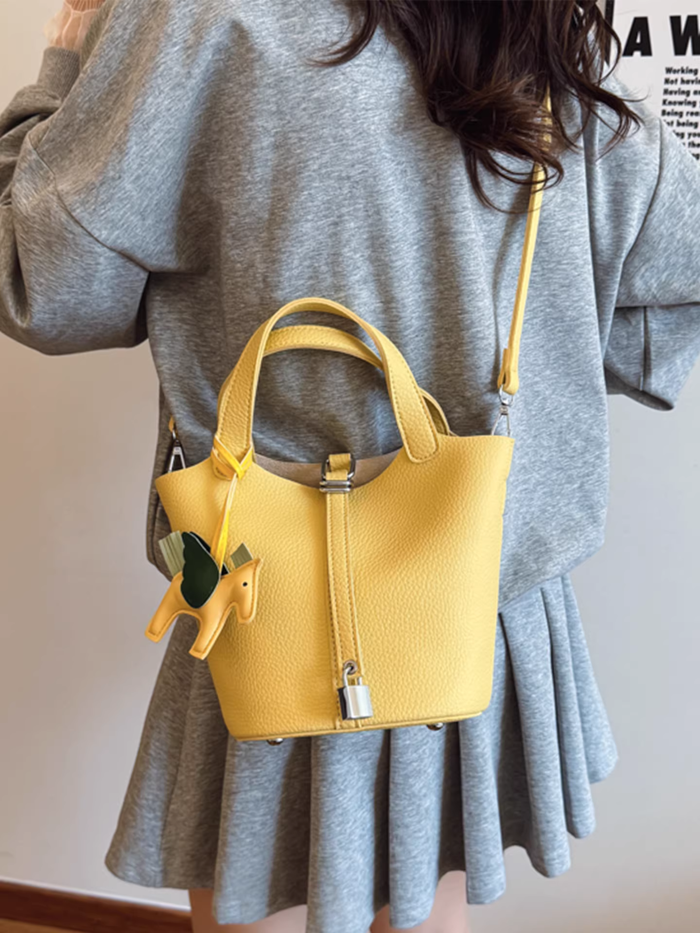 Túi nhỏ mùa hè 2025 dành cho nữ, túi đeo chéo đa năng mới, phong cách Hàn Quốc giản dị, túi đeo vai kiểu xô đang thịnh hành năm nay.