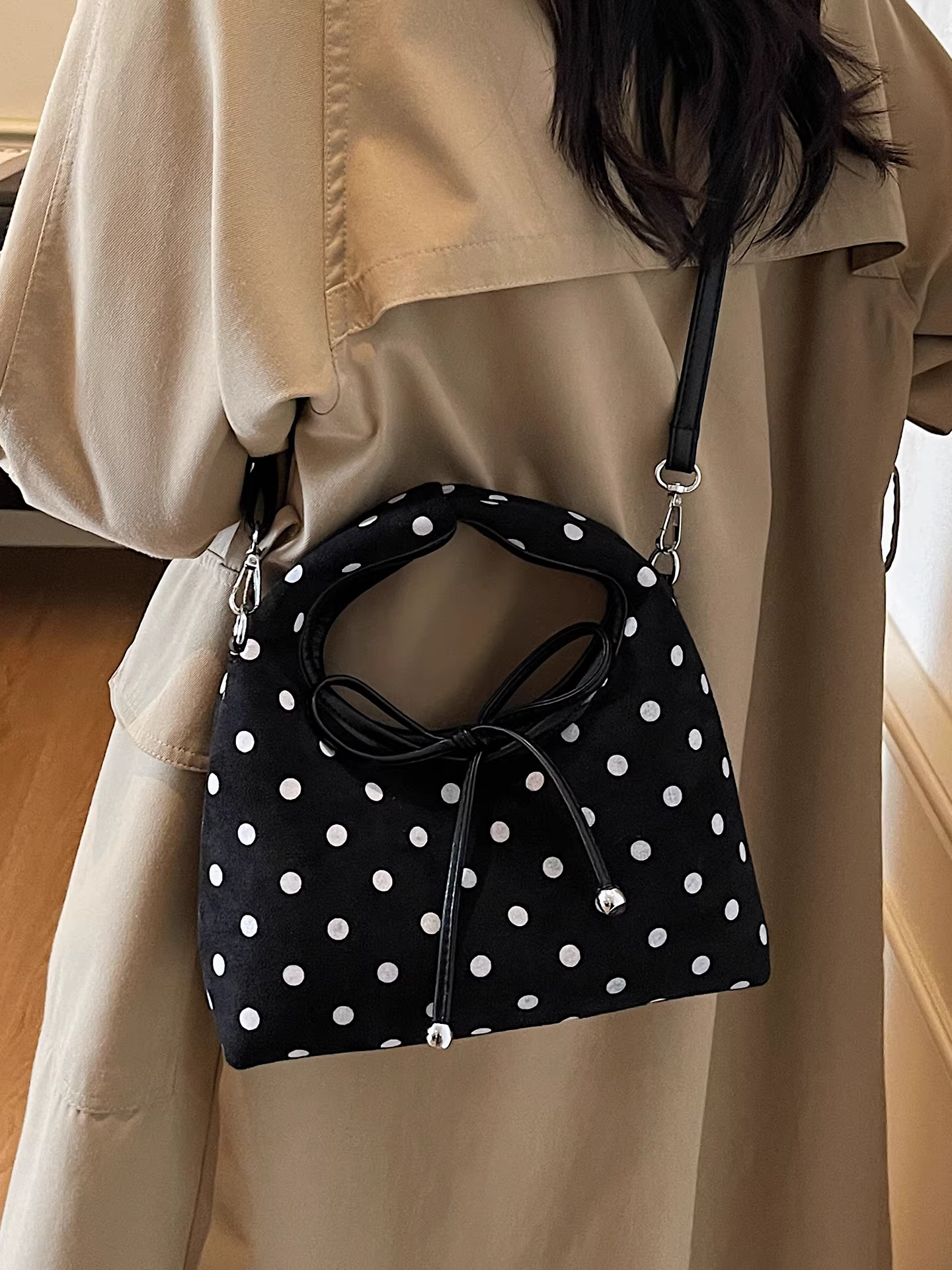 Túi da lộn nữ, kiểu mới thu đông 2025, túi đeo chéo chấm bi retro giản dị, túi xách cao cấp kiểu bánh bao.