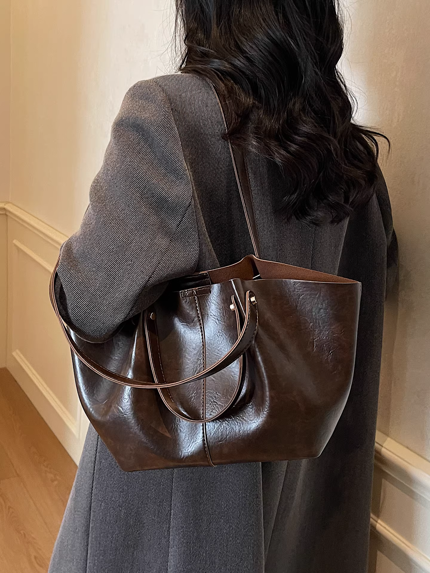 Túi xách nữ dung tích lớn, đa năng trong mùa thu đông, kiểu dáng mới 2025, túi đeo vai đơn giản, túi tote công sở và đi làm phong cách retro