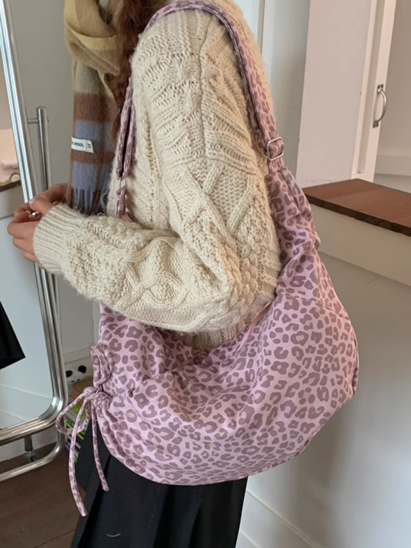 Túi vải họa tiết da báo dành cho nữ, dung tích lớn, mẫu mới thu đông 2025, kiểu xếp ly retro, đeo chéo vai, túi bánh bao cao cấp.