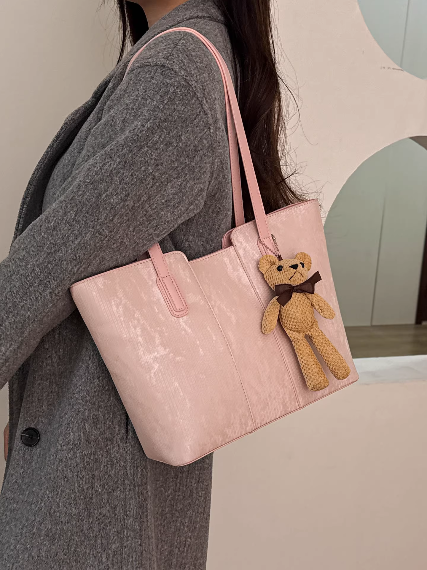 Túi xách nữ rất đẹp, sức chứa lớn, túi đeo vai đa năng thu đông 2025 mới, túi tote thông thường dành cho sinh viên đi học.