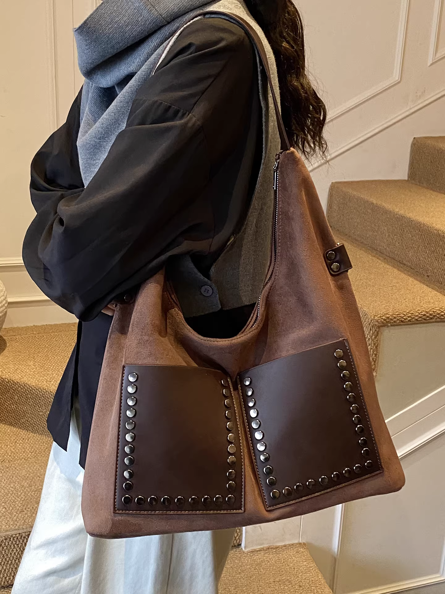 Túi đeo chéo nữ phong cách retro, dung tích lớn, mẫu mới thu đông 2025, đính đinh tán, túi đeo vai/nách, túi đi làm, kiểu dáng bánh bao.