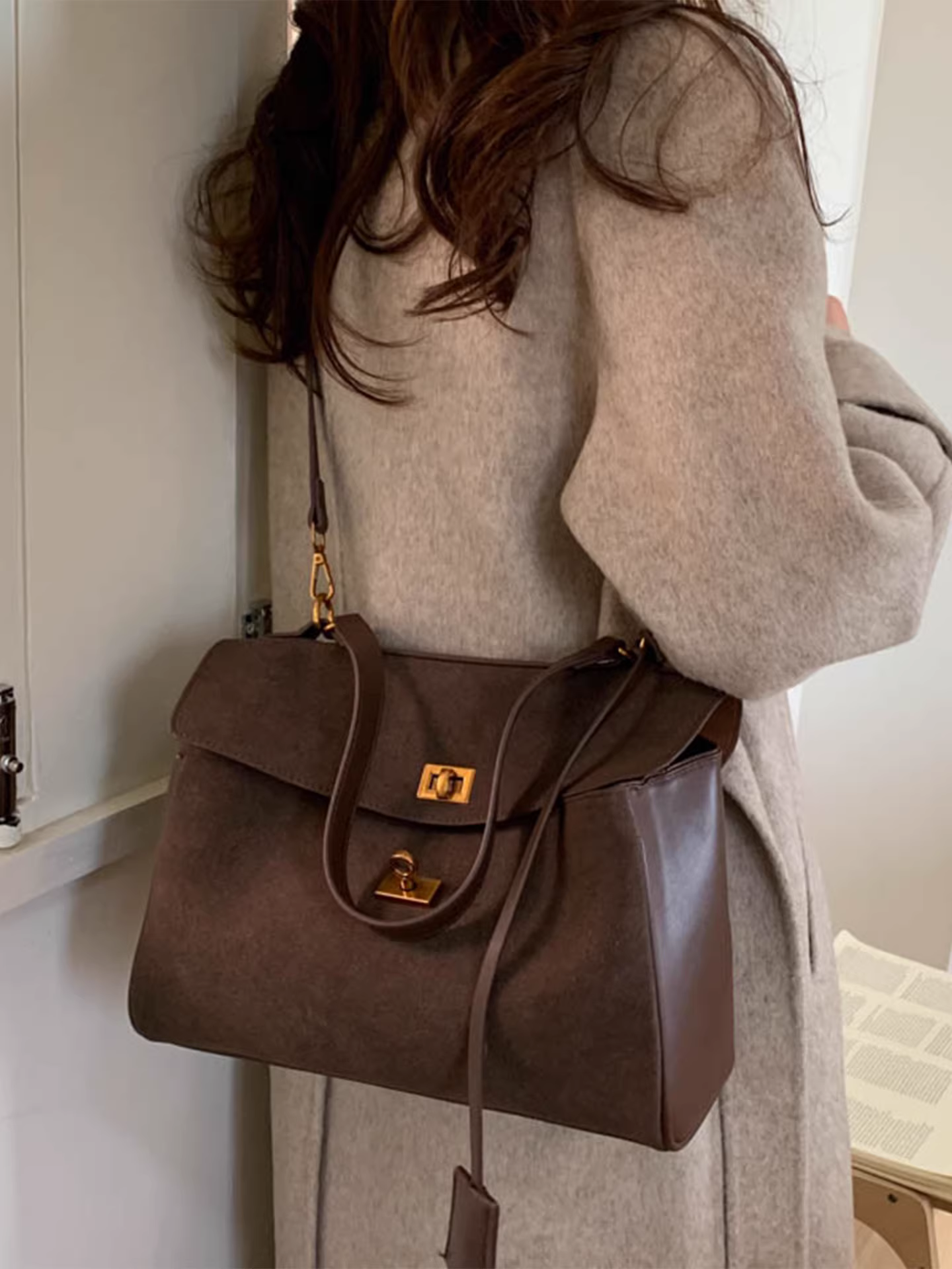 Túi tote cỡ lớn dành cho nữ, mẫu mới thu đông 2025, đa năng, chất liệu mờ, kiểu retro, đeo vai, đeo chéo, thích hợp đi làm và đi lại.