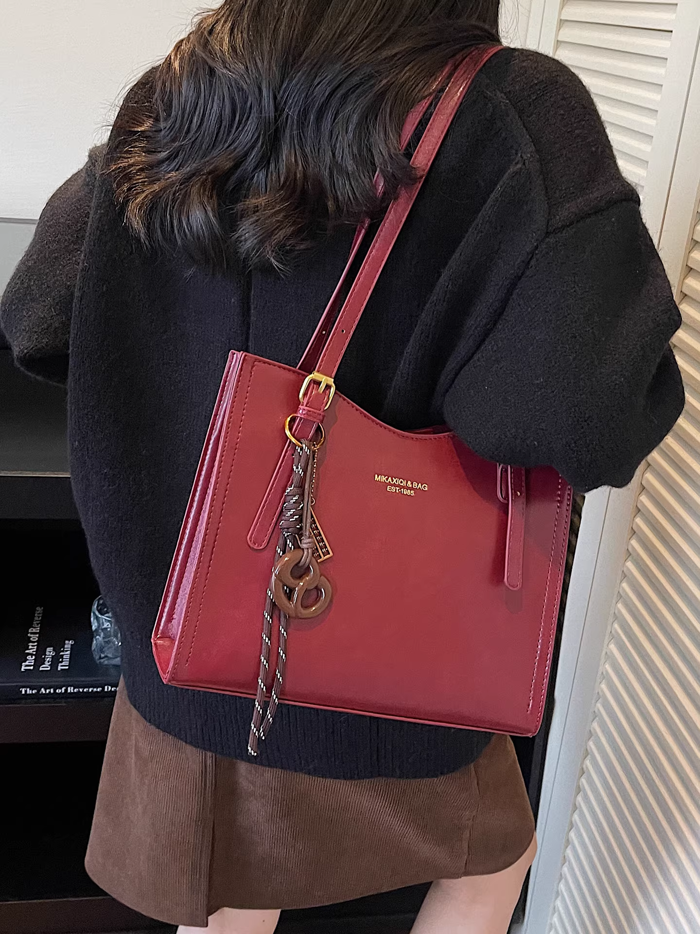 Túi đeo chéo nữ retro, dung tích lớn, mẫu mới thu đông 2025, đa năng, đơn giản, thích hợp đi làm và phối đồ công sở.