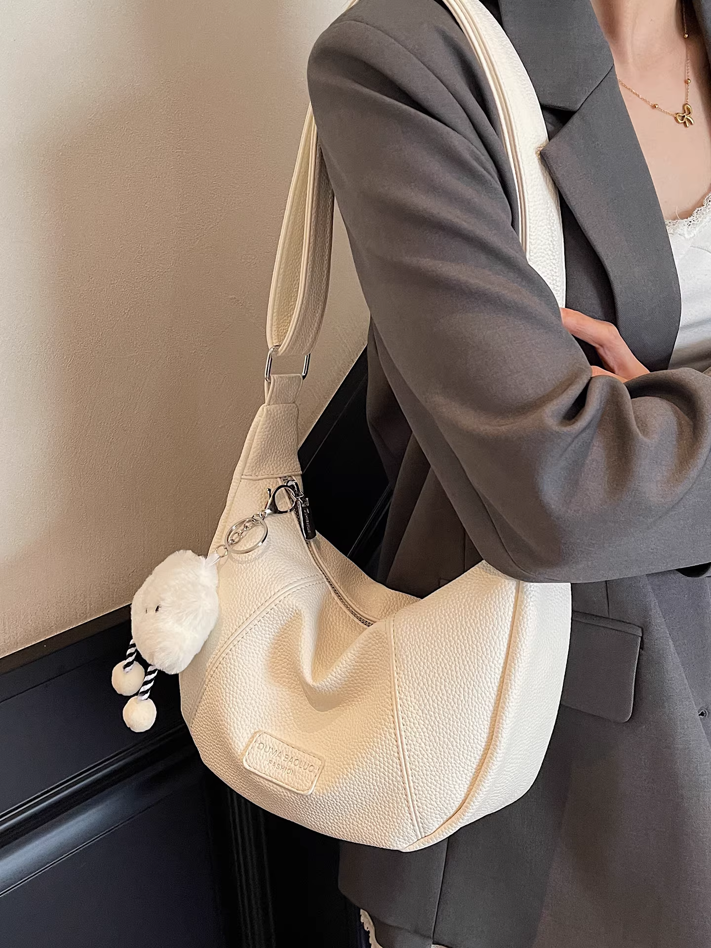 Túi xách nữ dung tích lớn, thiết kế độc đáo mùa hè 2025, túi đeo chéo một bên vai, phong cách Hàn Quốc giản dị, túi bánh bao đi làm.