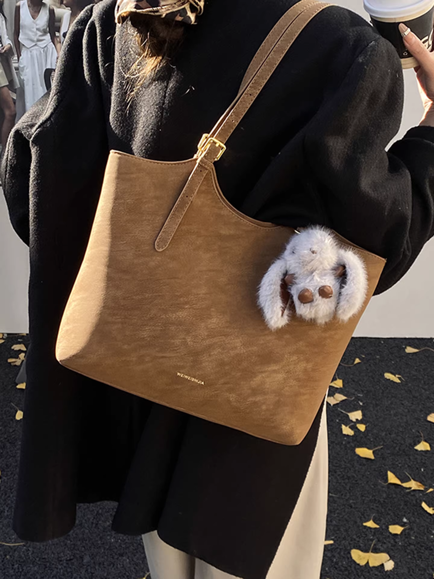 Túi xách retro dung tích lớn dành cho nữ, đa năng trong mùa thu đông, kiểu dáng mới 2025, túi đeo vai đơn giản, chất liệu có vân, thích hợp đi làm và đi chơi