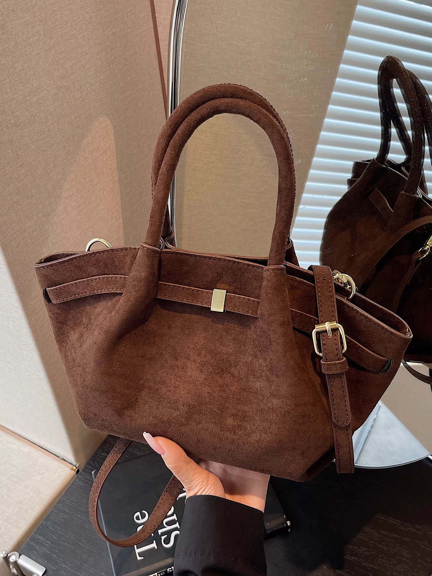 Túi đeo chéo nữ phong cách retro, chất liệu mờ, dung tích lớn, thiết kế độc đáo mùa thu đông 2025, túi tote xếp ly đi làm