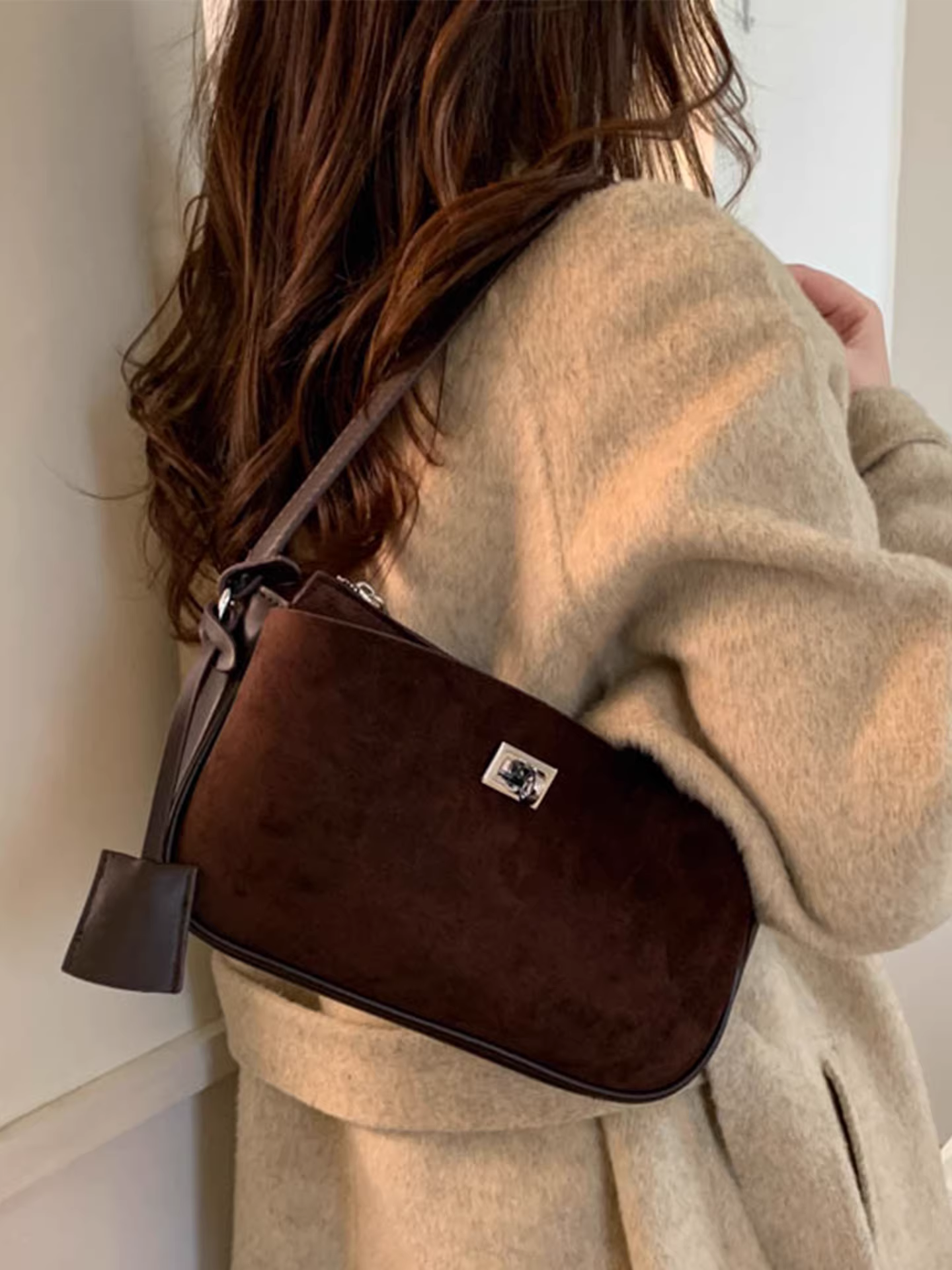 Túi xách nữ cỡ lớn dành cho mùa thu đông, túi đeo chéo đa năng phong cách retro mới năm 2025, túi vuông nhỏ đeo vai/nách đang thịnh hành.