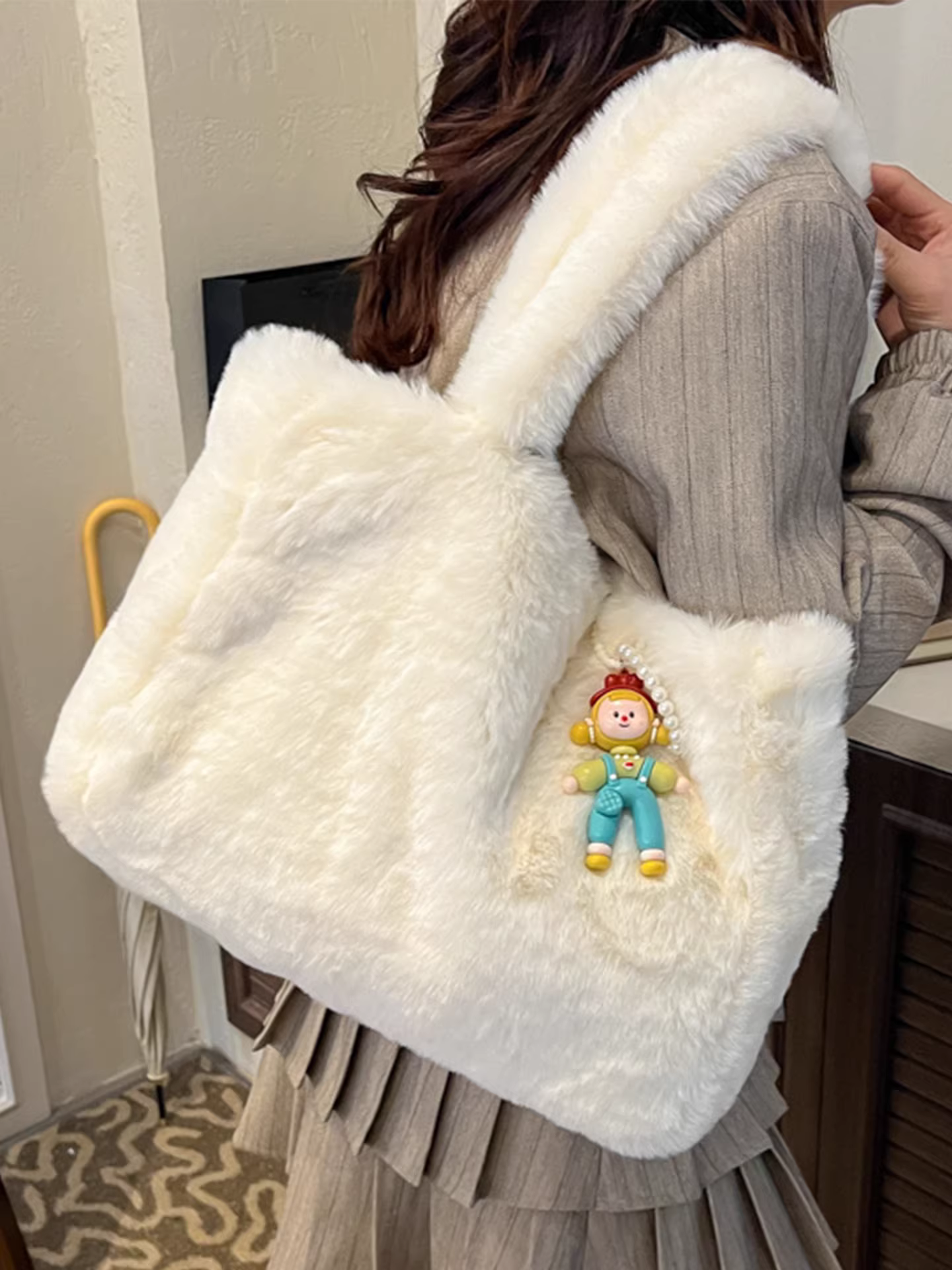 Túi xách lông mềm mại dành cho nữ, dung tích lớn, mẫu mới thu đông 2025, túi đeo vai đa năng, túi tote dành cho sinh viên đi học.