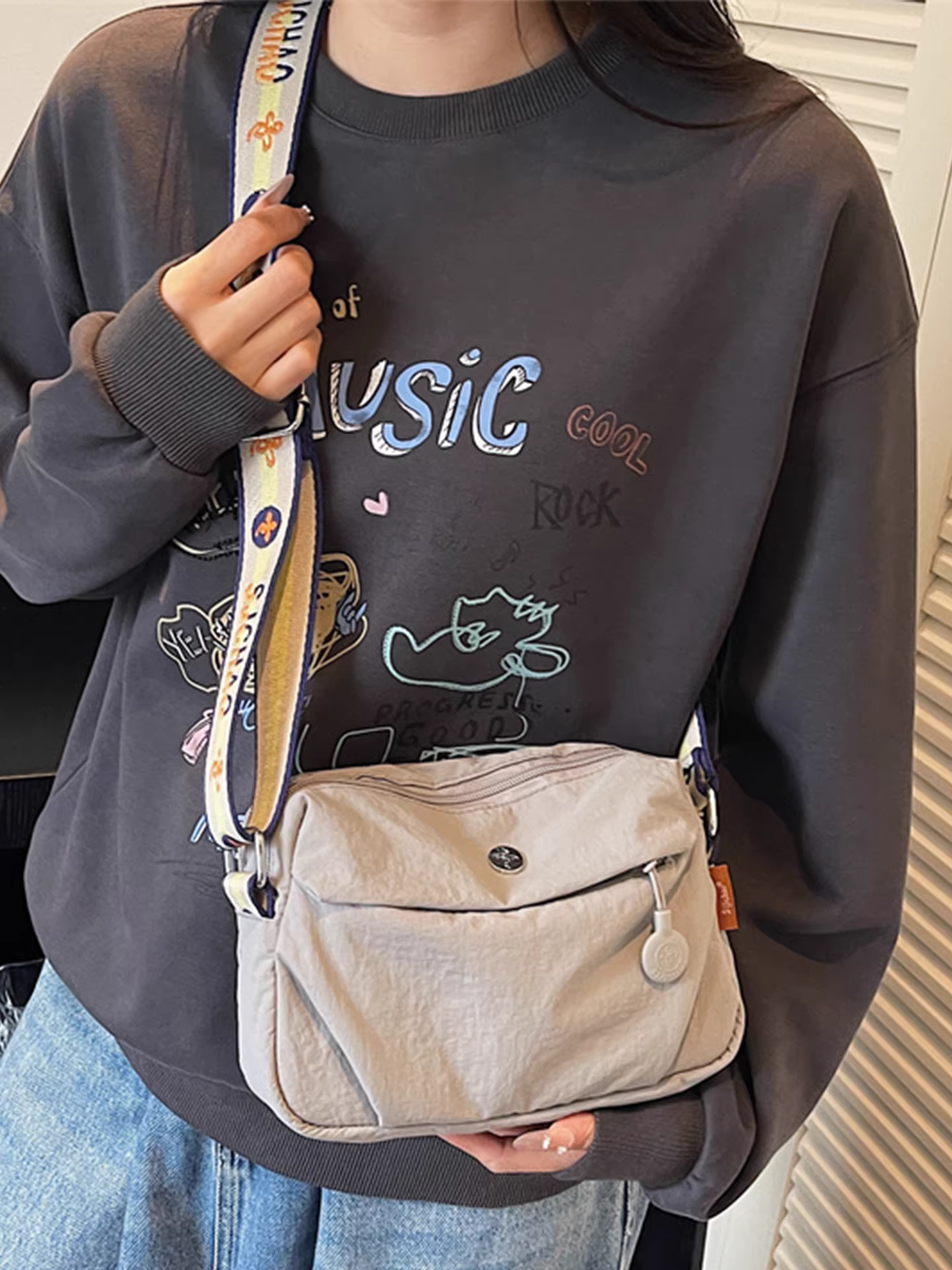 Túi vải canvas nữ, đa năng cho mùa thu đông, mẫu mới 2025, túi đeo chéo vai bản rộng phong cách giản dị, túi vuông nhỏ kiểu Hàn Quốc đang thịnh hành trên mạng xã hội.