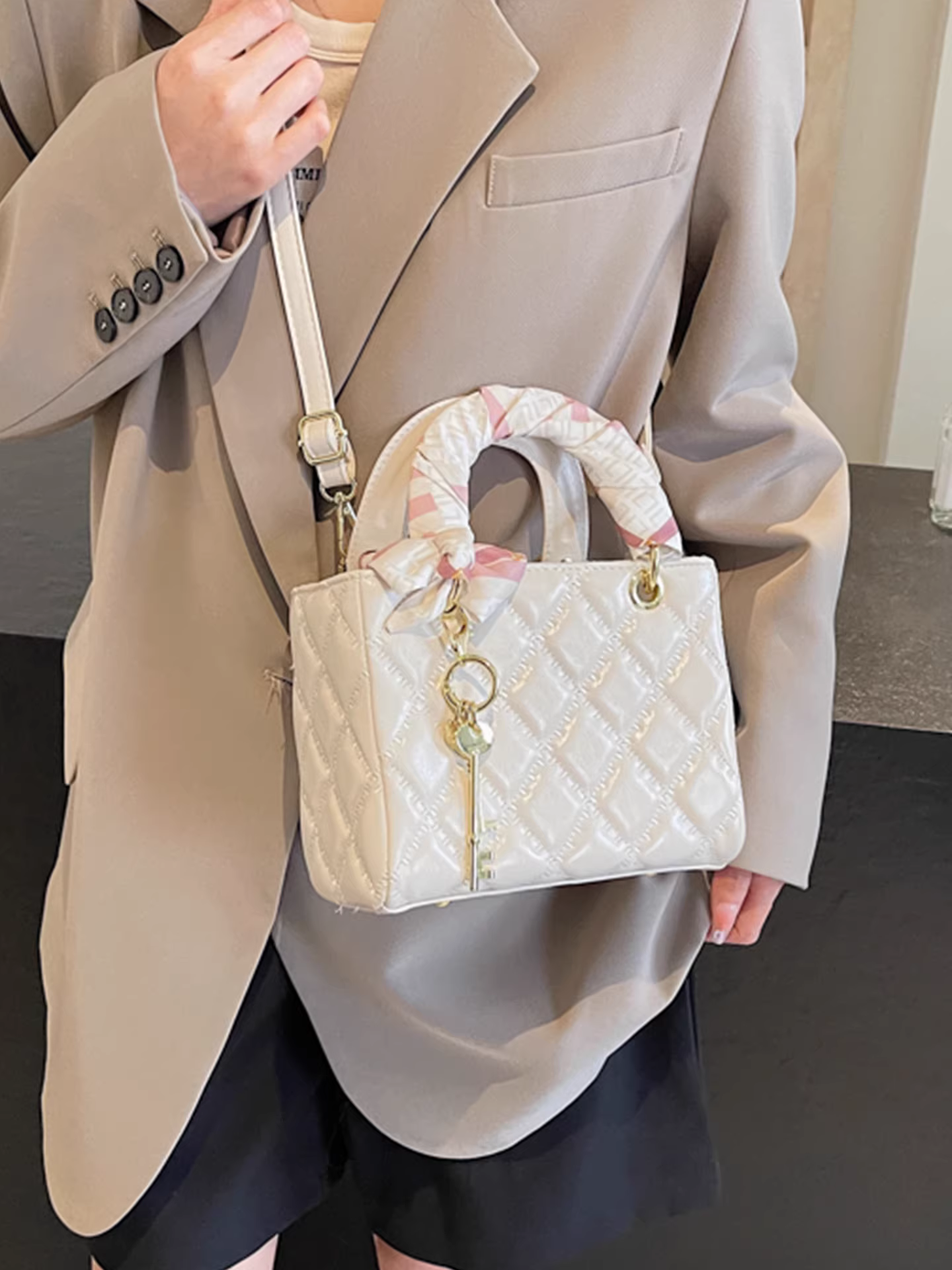 Túi xách nữ cao cấp, thời thượng, độc đáo dành cho mùa thu đông 2025, túi đeo chéo một bên vai kiểu retro mới, túi xách phổ biến, túi kiểu công chúa Diana.