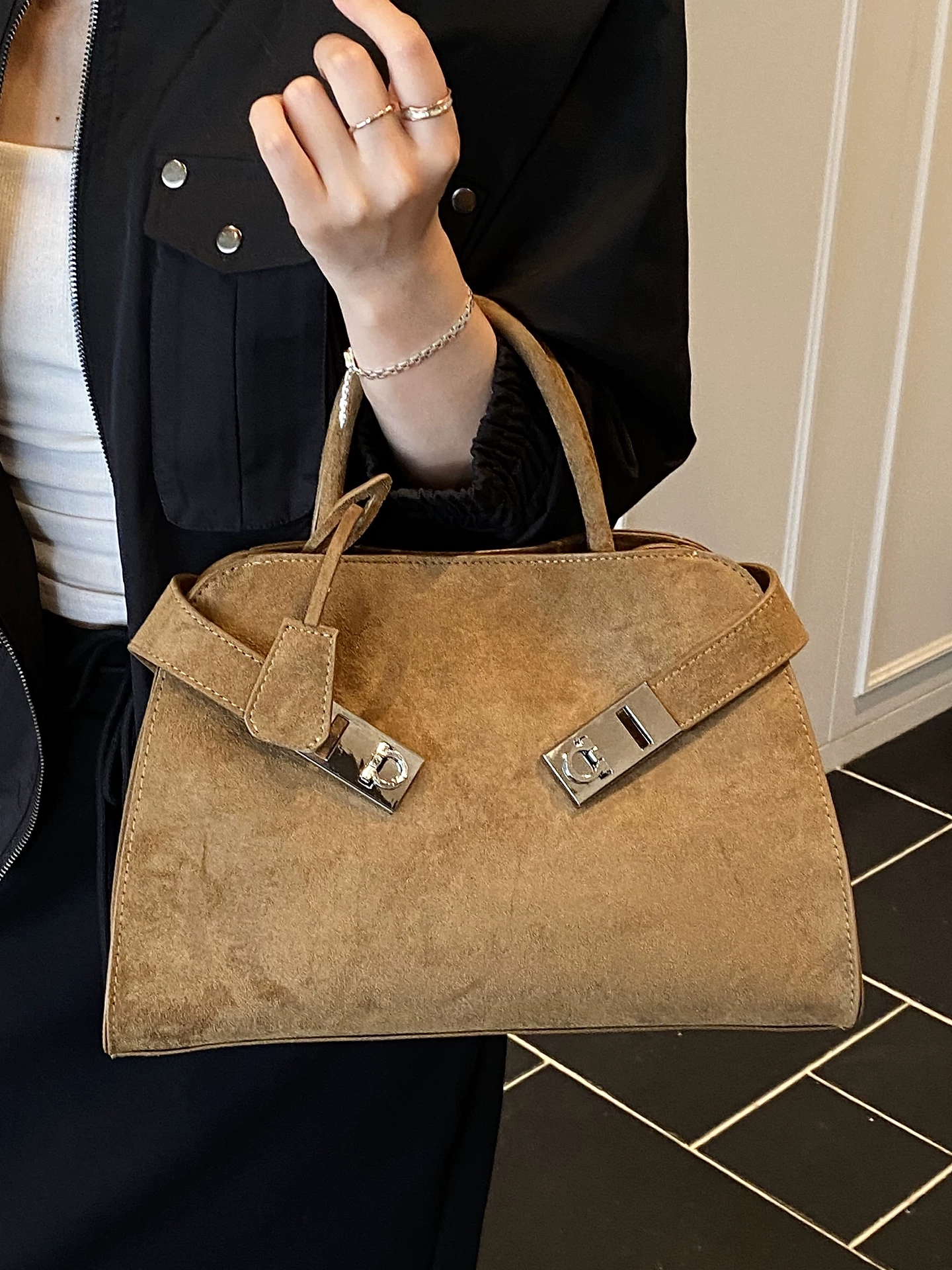 Túi da lộn dành cho nữ, sức chứa lớn, túi đeo chéo mùa thu đông 2025 mới lạ, túi tote cao cấp dành cho người đi làm