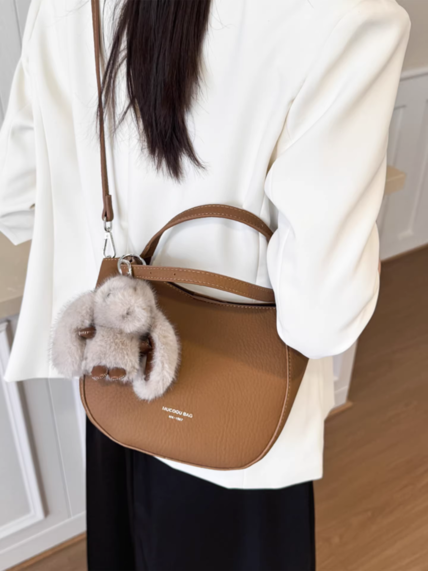 Túi nhỏ thời thượng dành cho nữ năm nay, phong cách retro thu đông 2025, kiểu đeo chéo một bên vai, túi mẹ và con gái, túi đeo vai kiểu xô, phong cách giản dị