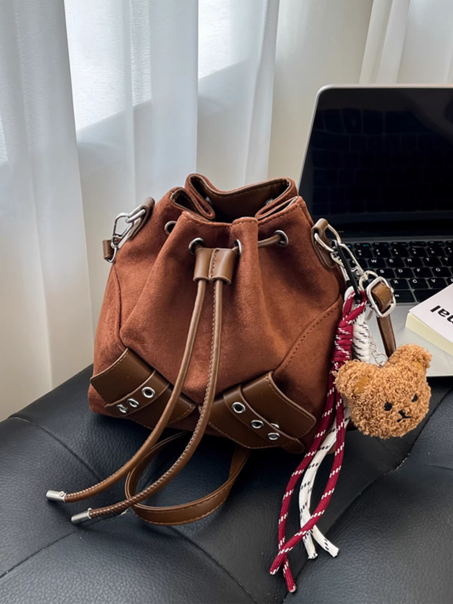 Túi da lộn nữ, thiết kế độc đáo mùa thu đông 2025, túi đeo chéo kiểu xô cổ điển mờ nhám, dây rút, đang thịnh hành