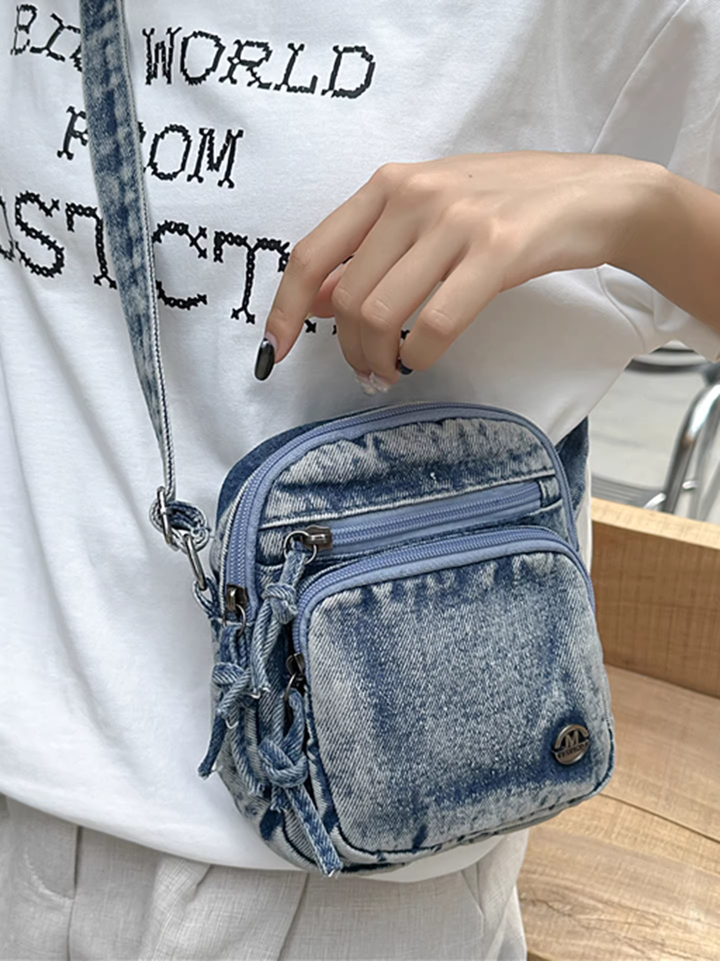 Túi denim nữ, mẫu mới hè 2025, thiết kế độc đáo, đeo chéo một bên vai, túi điện thoại thời trang cao cấp.