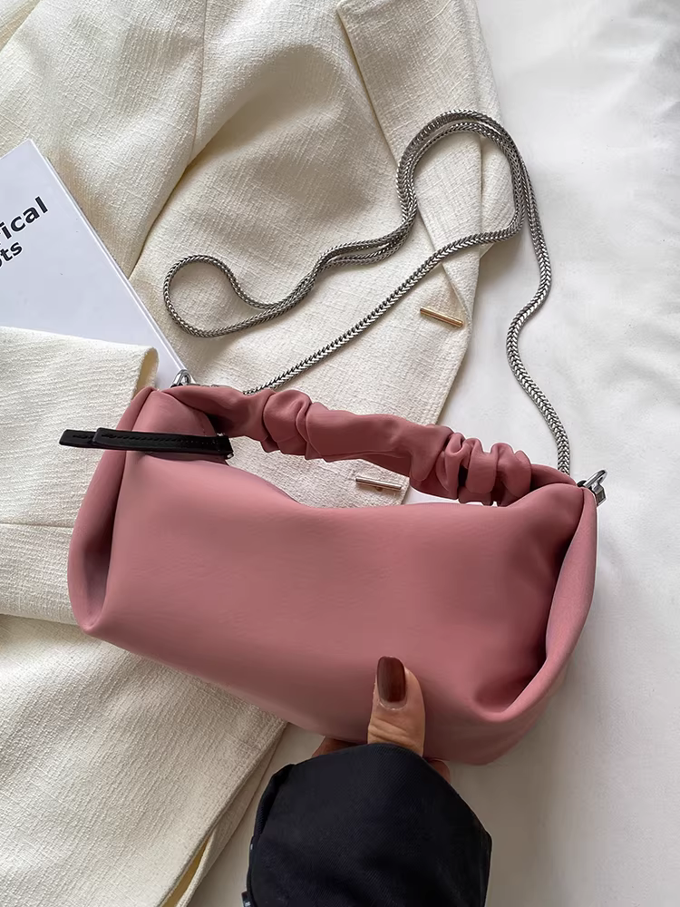 Túi nylon nữ 2025 mẫu mới thu đông thiết kế độc đáo túi đeo chéo dây xích túi xách xếp ly thời thượng túi gối