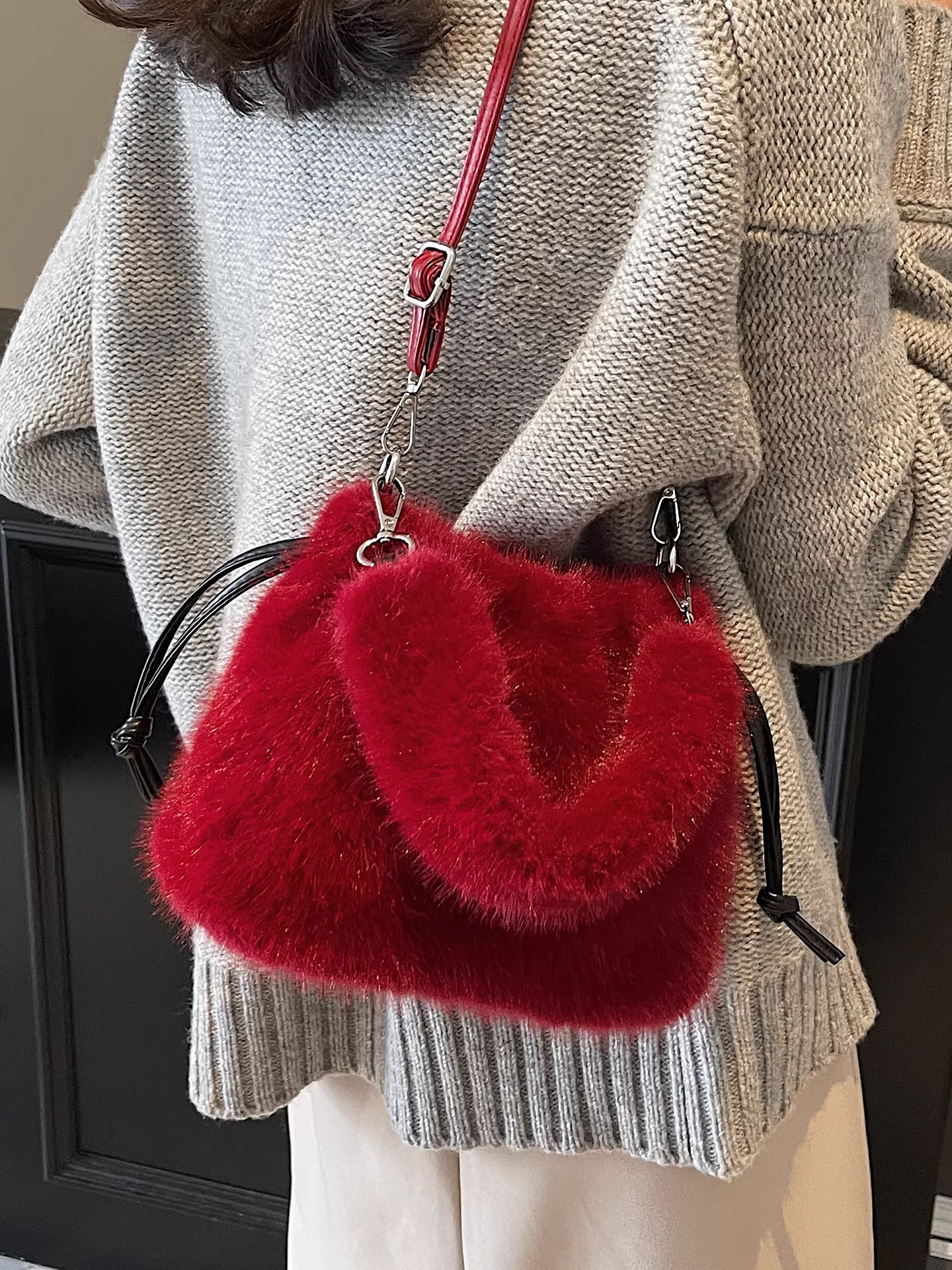 Túi đeo chéo lông mềm mại dành cho nữ, thiết kế độc đáo thu đông 2025, túi xô lông thú thời thượng năm nay.