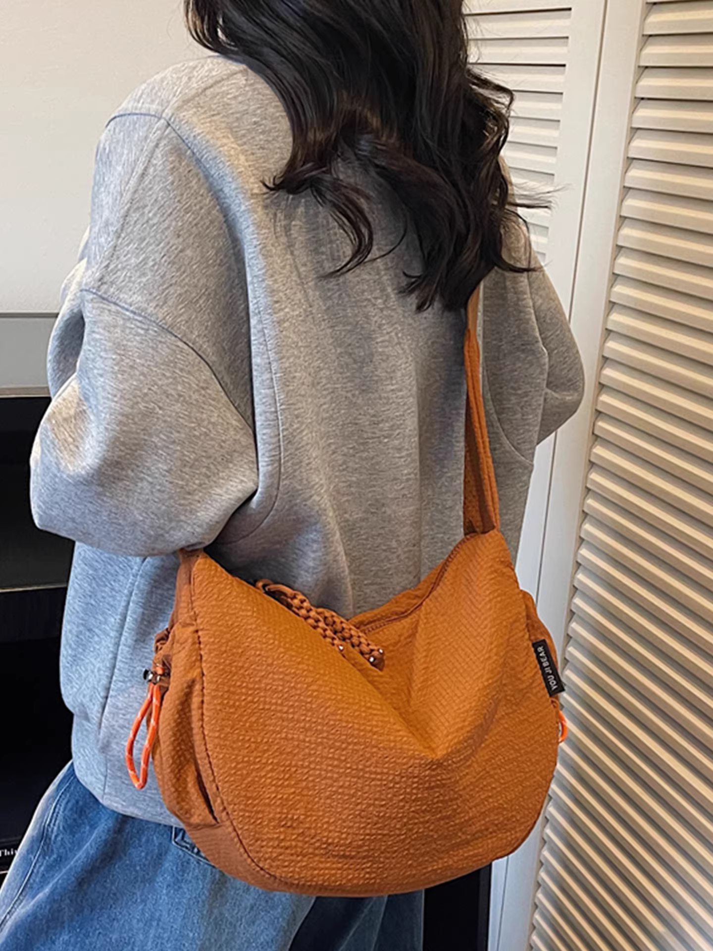 Túi vải cỡ lớn dành cho nữ, thiết kế độc đáo mới mùa thu đông 2025, túi đeo chéo một bên vai, túi bánh bao đi làm rất thời trang.