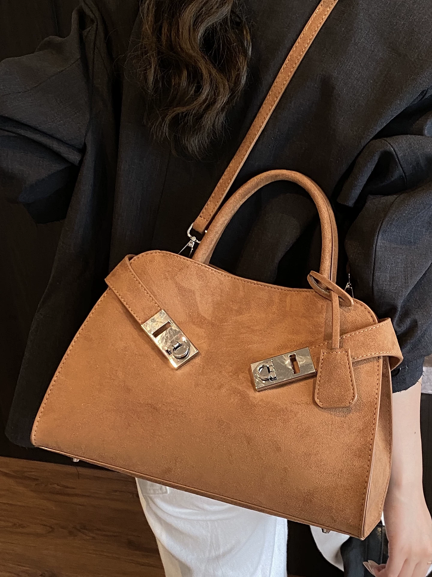 Túi da lộn dành cho nữ, sức chứa lớn, túi đeo chéo mùa thu đông 2025 mới lạ, túi tote cao cấp dành cho người đi làm