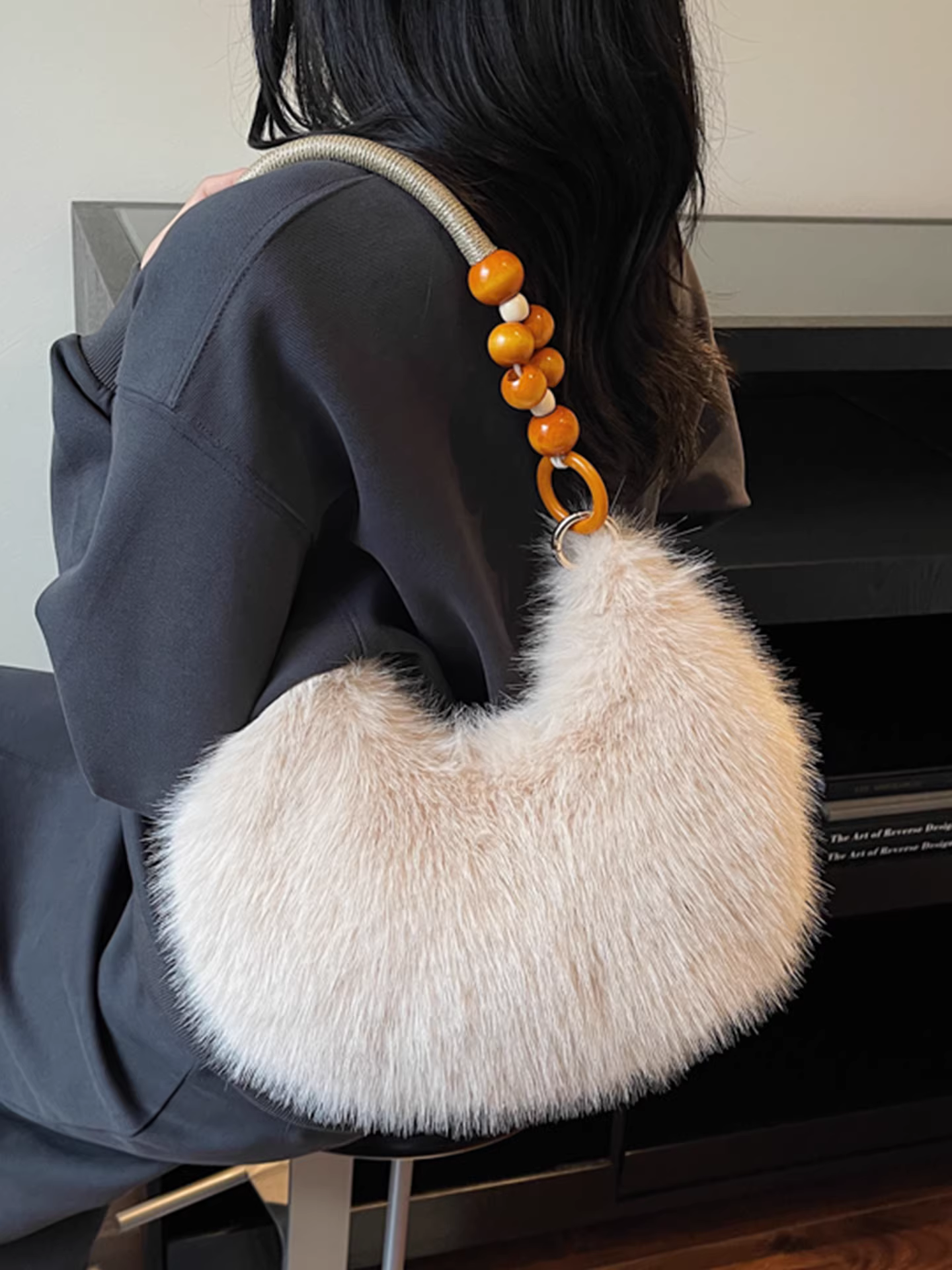 Túi xách lông mềm dành cho nữ, dung tích lớn, mẫu mới thu đông 2025, đa năng, đeo vai/nách, kiểu dáng bánh bao lông xù.