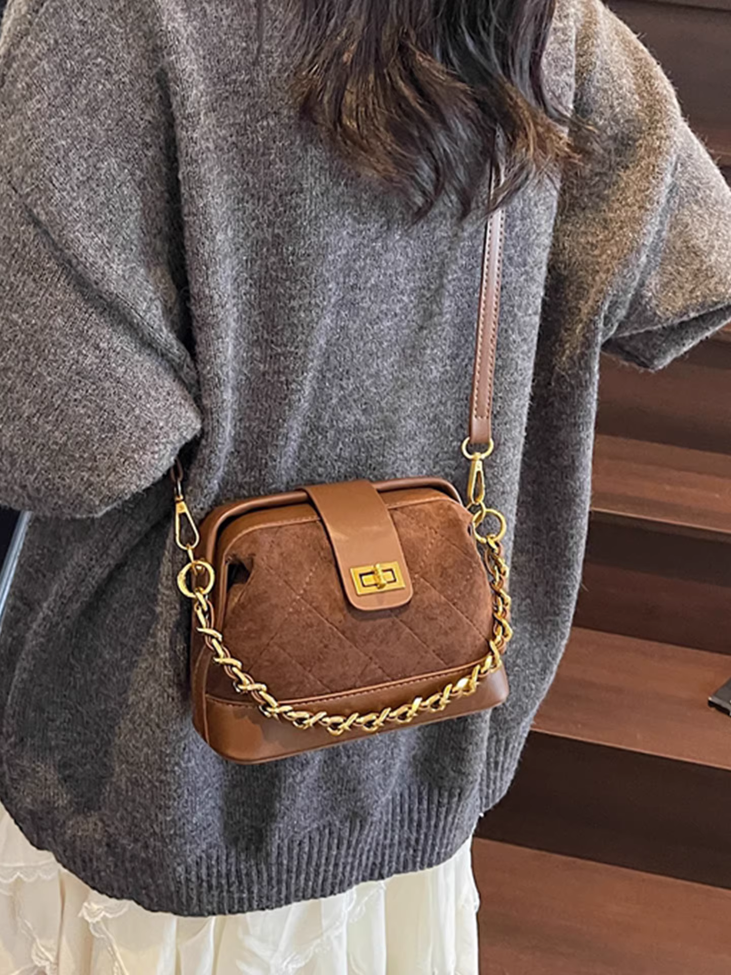 Túi da lộn nữ, mẫu mới thu đông 2025, thiết kế độc đáo, túi đeo chéo, kiểu Hàn Quốc, túi xô có dây xích và nắp gập.