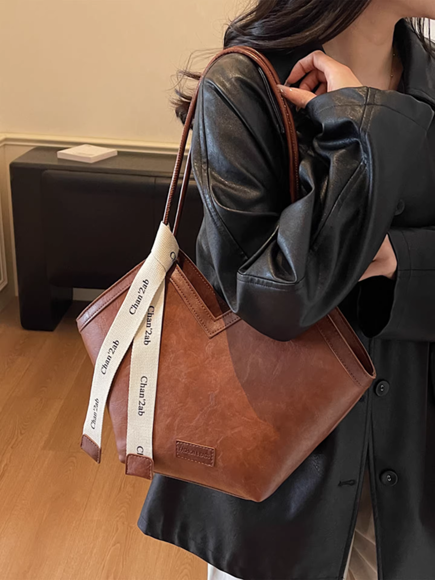 Túi đeo chéo nữ retro, dung tích lớn, mẫu mới thu đông 2025, phong cách thường ngày, chất liệu có vân, thích hợp đi làm và làm đồ đi làm, túi tote