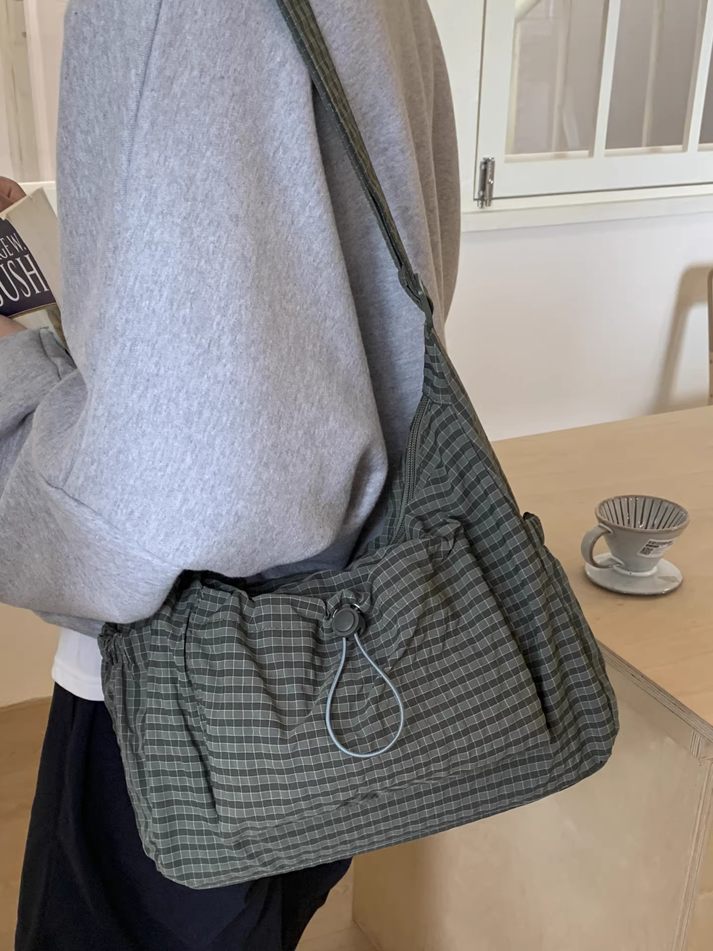 Túi vải kẻ sọc dành cho nữ, sức chứa lớn, túi đeo chéo vai thường ngày mùa thu đông 2025 mới, túi bánh bao đi làm cao cấp