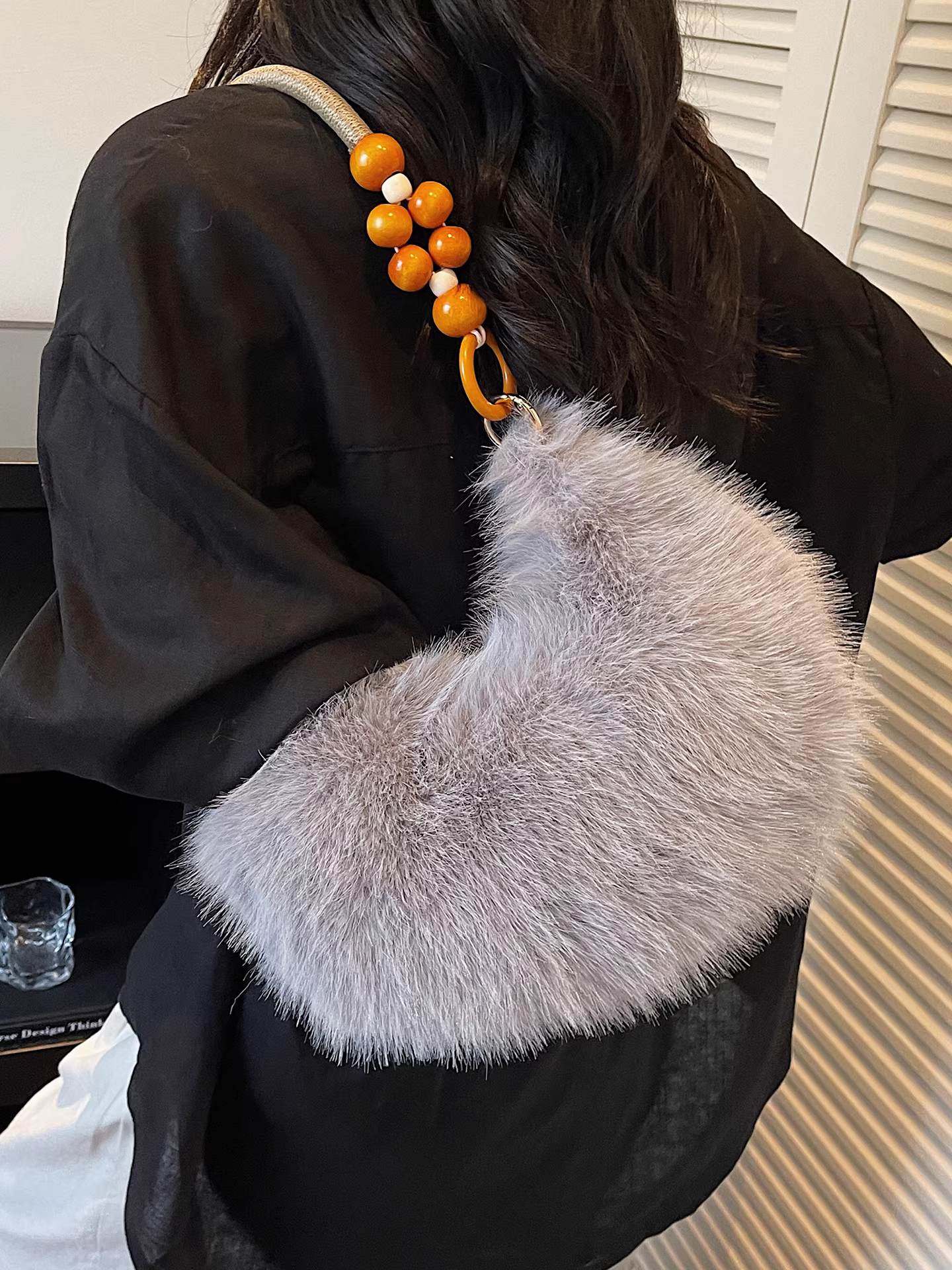 Túi xách lông mềm dành cho nữ, dung tích lớn, mẫu mới thu đông 2025, túi đeo vai, túi lông xù đeo nách, túi bánh bao cao cấp và thời trang.