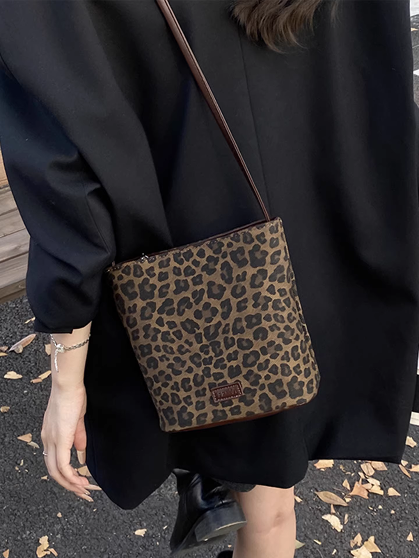 Túi xách họa tiết da báo dành cho nữ, mẫu mới mùa thu đông 2025, thiết kế cá tính, túi đeo chéo, túi bucket bán chạy nhất năm nay.