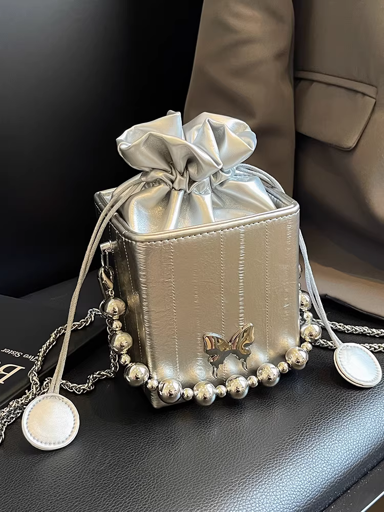 Túi đeo chéo nữ cao cấp, kiểu dáng độc đáo, mẫu mới 2025, mùa thu đông, màu bạc, đa năng, dây xích
