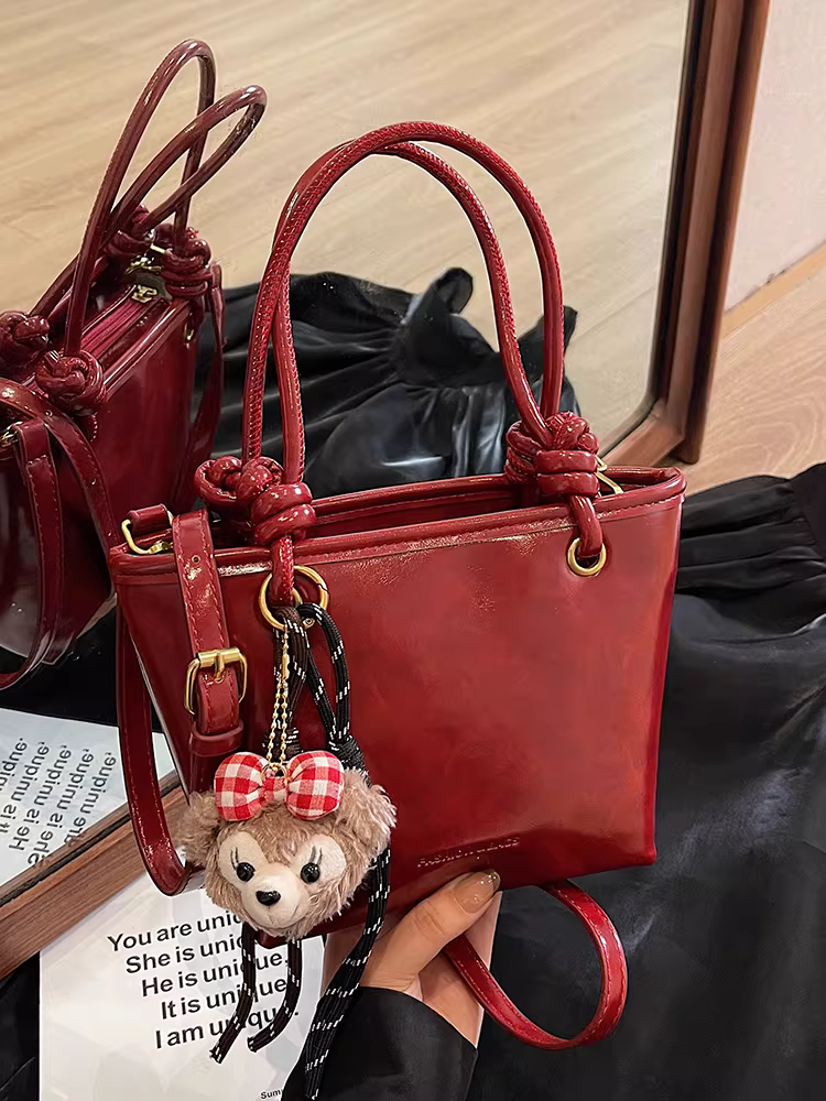 Túi đeo chéo Ankora màu đỏ dành cho nữ, đa năng cho mùa xuân hè, mẫu túi đeo chéo thường ngày mới năm 2025, túi xách thời thượng kiểu bucket năm nay.