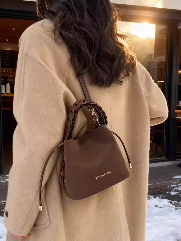 Túi mini cao cấp dành cho nữ, mẫu mới thu đông 2025, kiểu retro đeo chéo một bên vai, túi xách tay kiểu xô đang thịnh hành