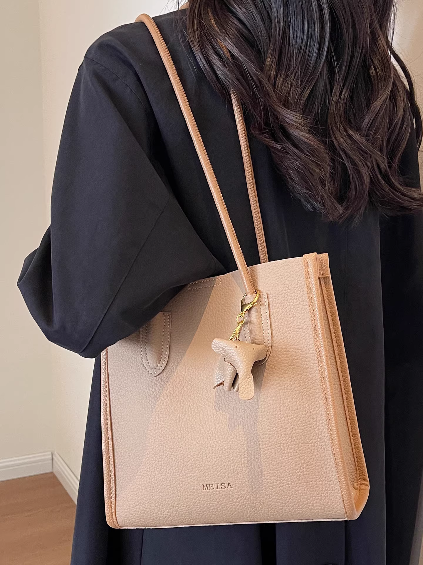 Túi xách nữ cỡ lớn dành cho mùa thu đông, túi đeo vai thông thường đa năng mới năm 2025 có túi nhỏ bên trong, túi tote thời trang dành cho công việc và đi làm.