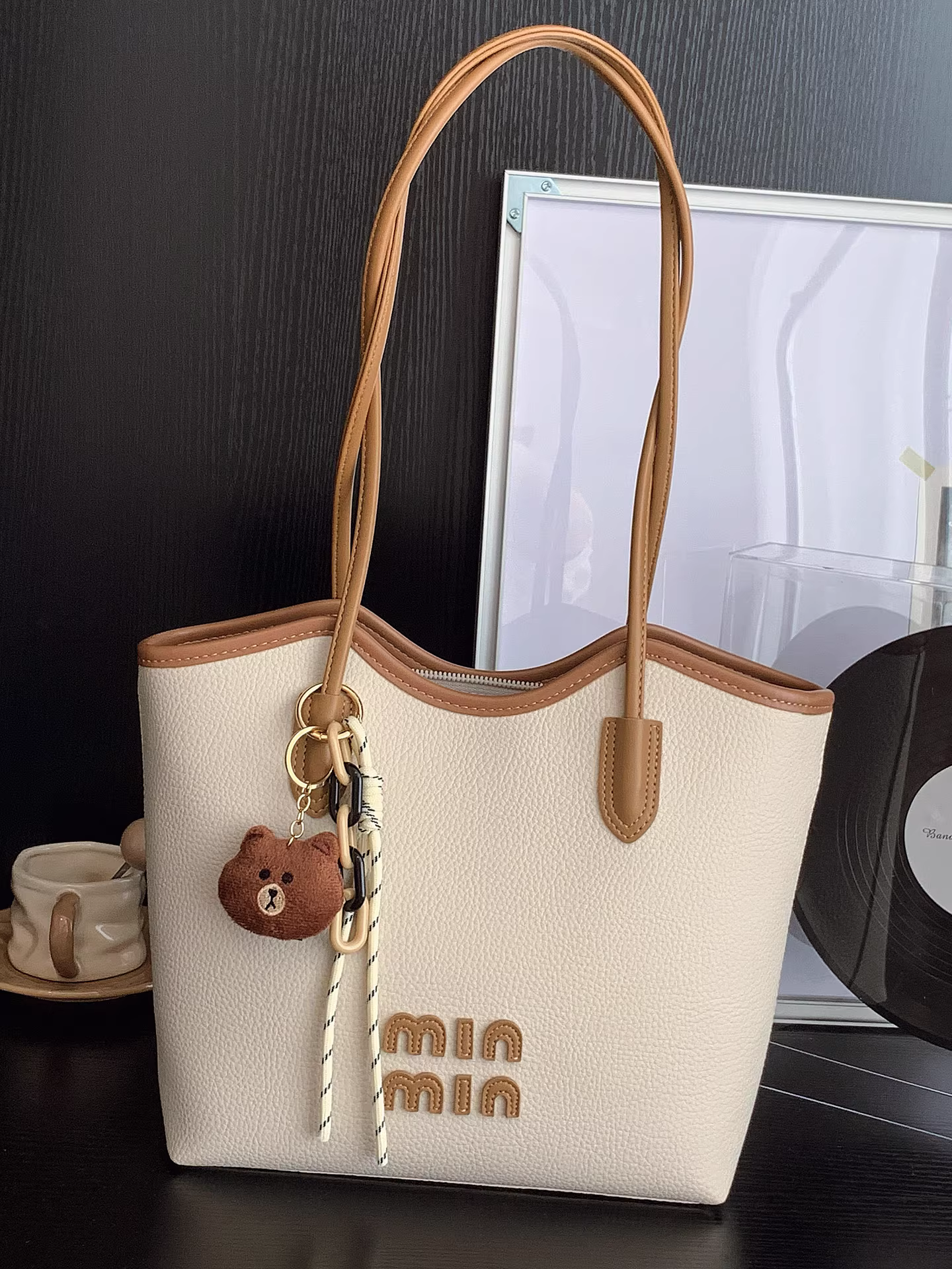 Túi xách nữ dung tích lớn, đa năng trong mùa thu đông, kiểu dáng mới 2025, túi đeo vai đơn giản và có họa tiết, túi tote đi làm và đi làm hàng ngày