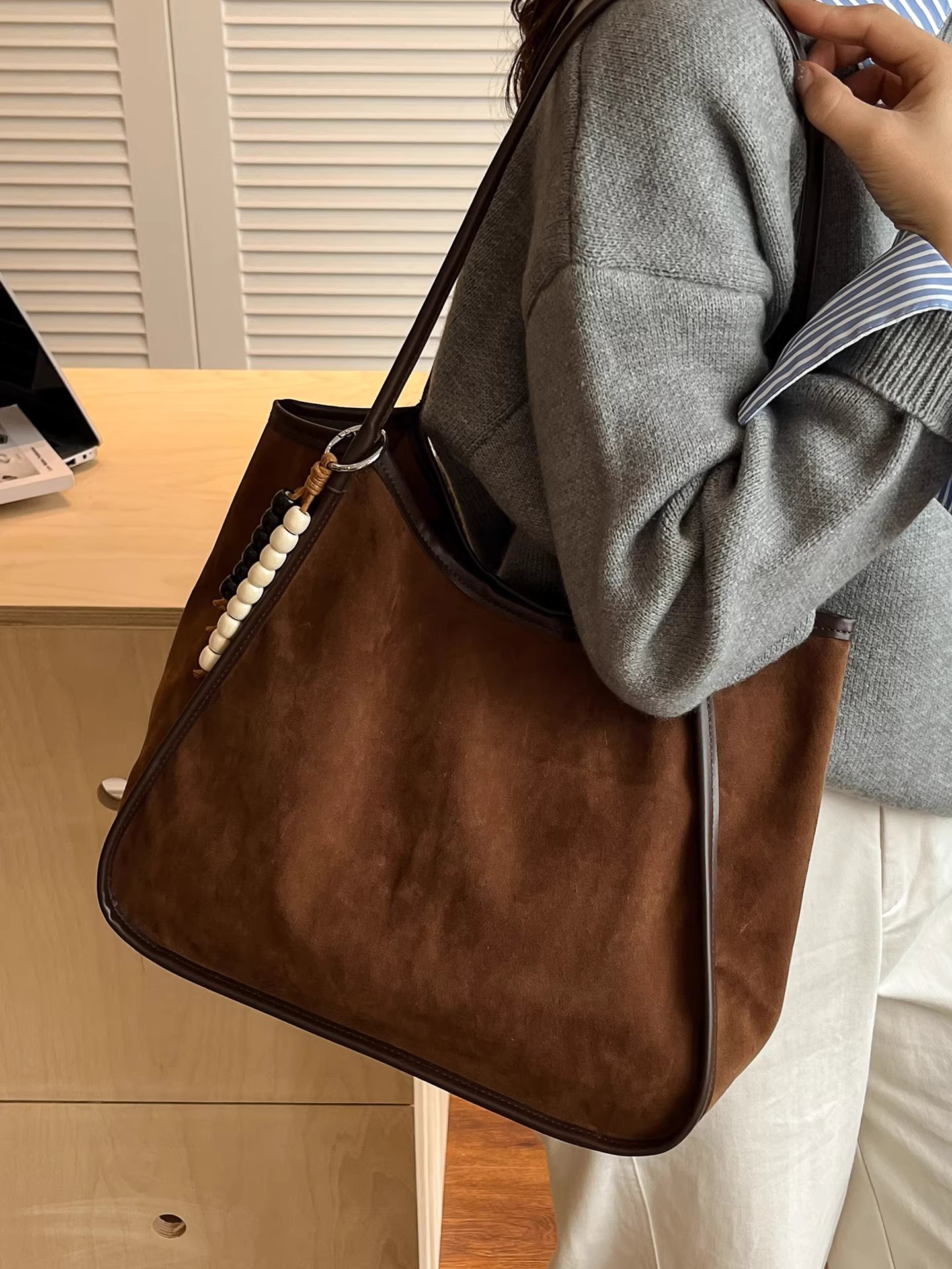 Túi xách da lộn họa tiết báo dành cho nữ, dung tích lớn, mẫu mới thu đông 2025, túi đeo vai retro, túi tote dành cho sinh viên đại học