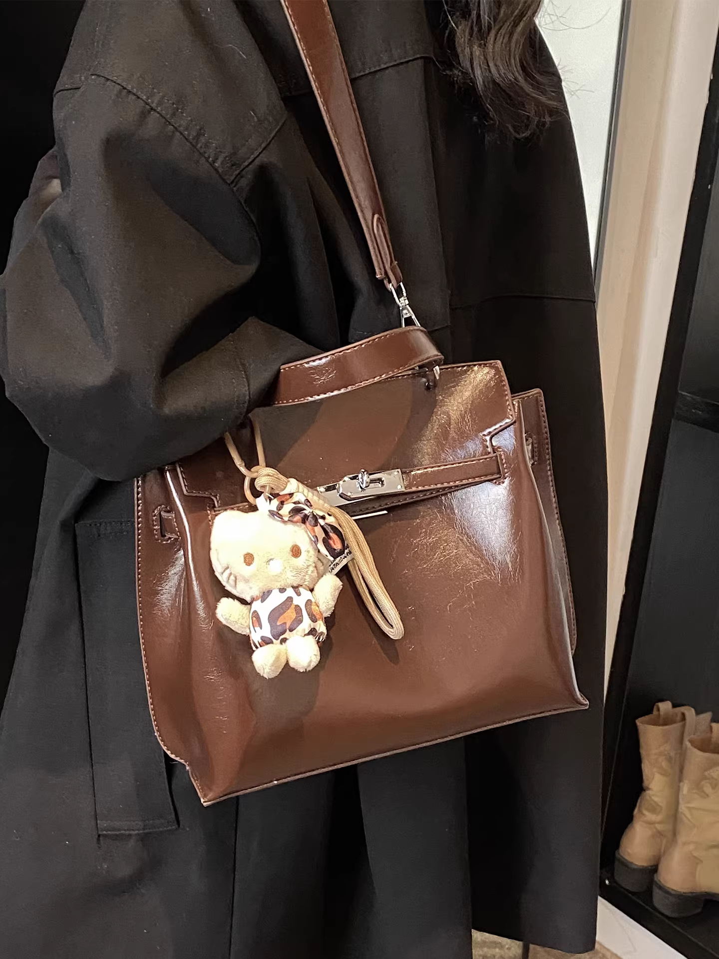 Túi đeo chéo nữ kiểu retro, dung tích lớn, mẫu mới thu đông 2025, thiết kế độc đáo, cầm tay, túi Kelly mạ platinum