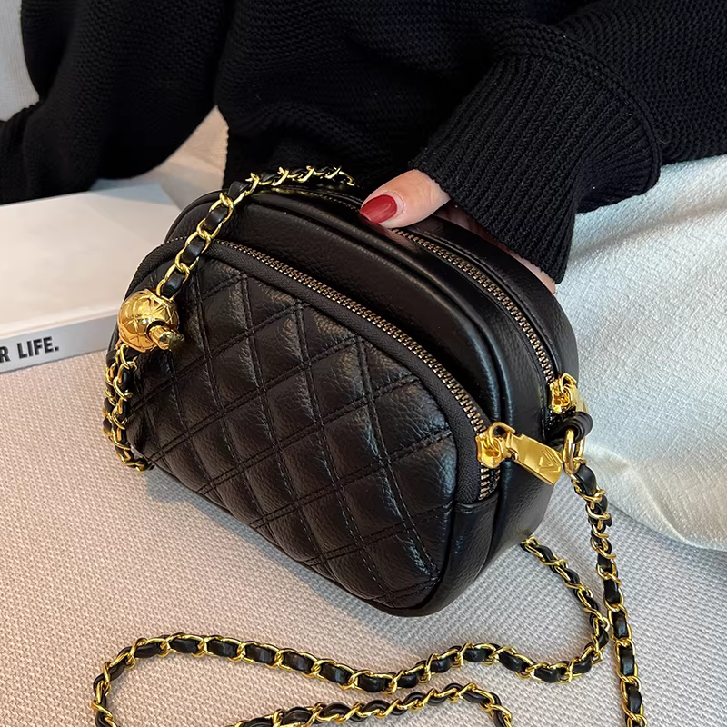 Túi xách nhỏ nữ 2025 thu đông mới cao cấp độc đáo đa năng phối dây xích thời trang hot túi đeo chéo