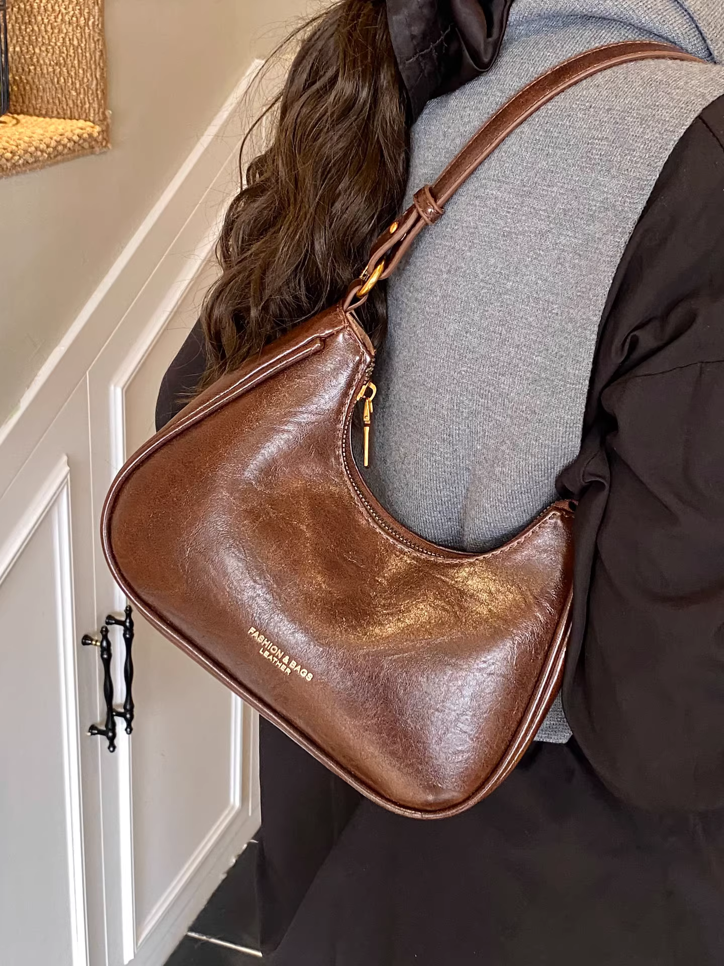 Túi xách nữ cao cấp thời trang, mẫu mới thu đông 2025, phong cách vintage độc đáo, đeo chéo một bên vai, túi bánh bao hot trên mạng xã hội.