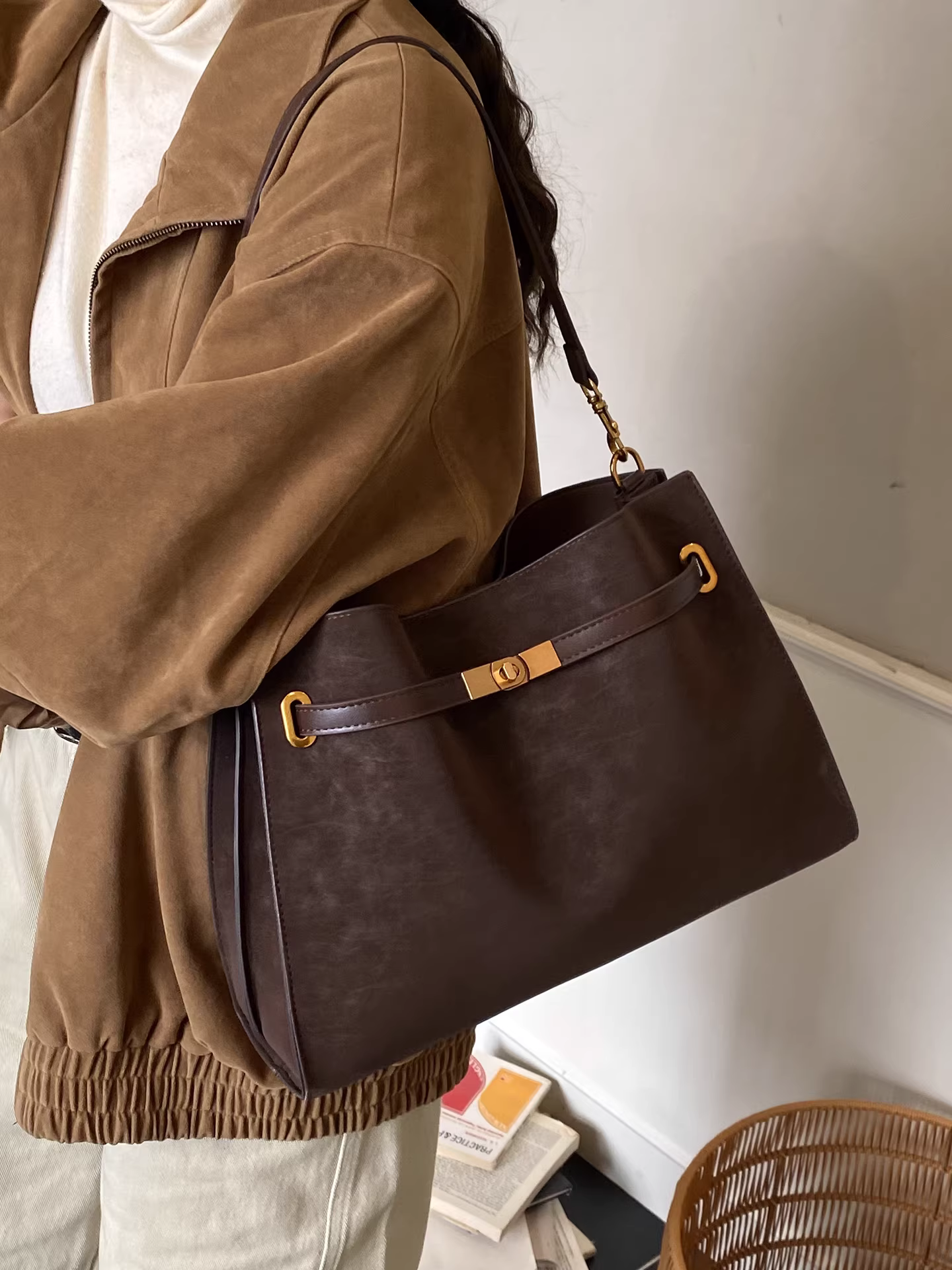 Túi xách nữ phong cách retro, dung tích lớn, mẫu mới thu đông 2025, đa năng, đeo vai, túi mẹ và con gái, túi tote đi làm