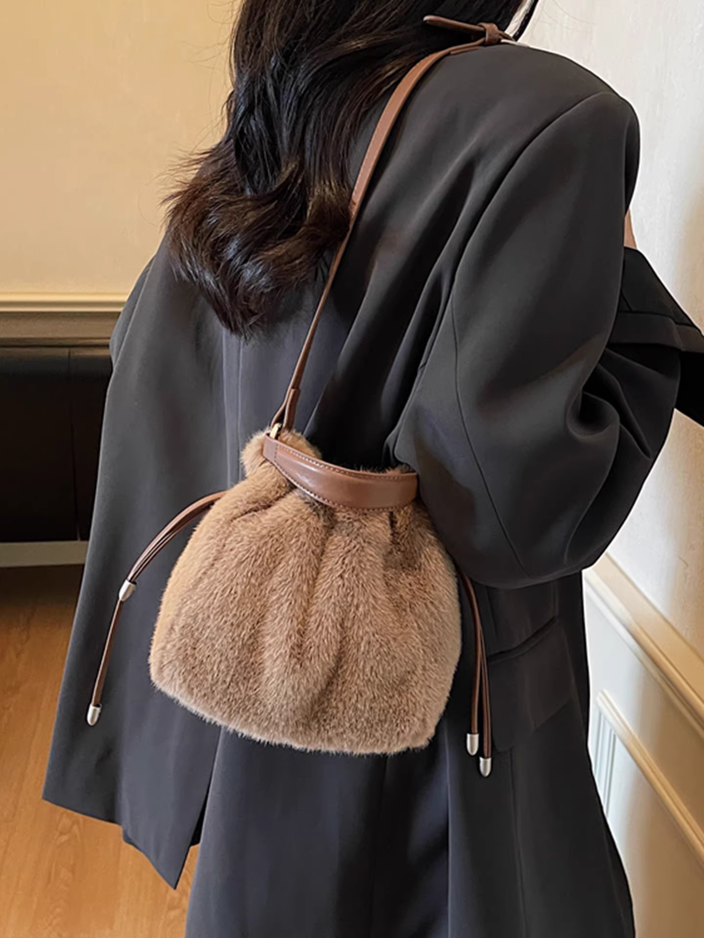 Túi xách lông mềm dành cho nữ, thiết kế độc đáo mùa thu đông 2025, túi đeo chéo lông xù, túi bucket đang thịnh hành năm nay.