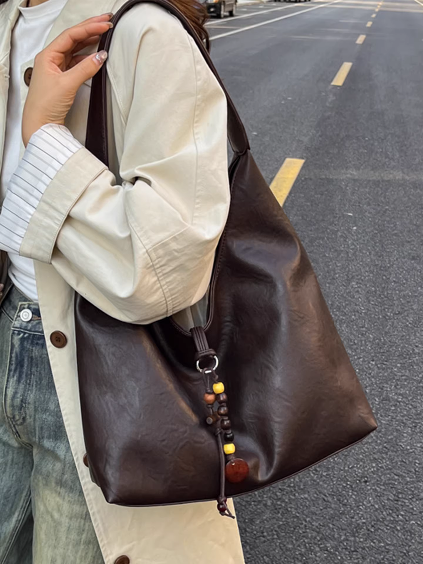 Túi xách retro cỡ lớn dành cho nữ, đa năng trong mùa thu đông, kiểu dáng mới 2025, túi đeo vai đơn giản, phong cách thường ngày, túi tote chất liệu có vân