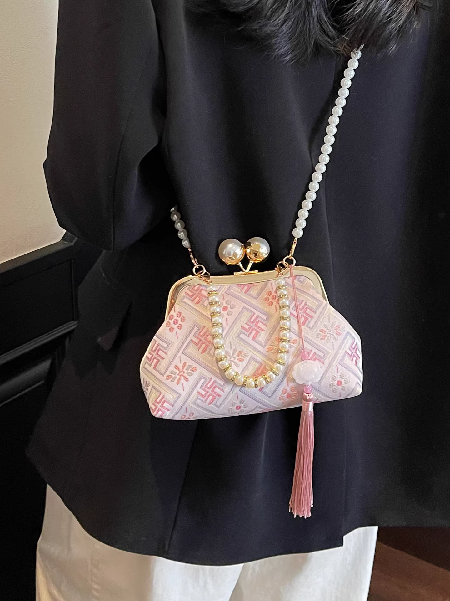 Túi vải bố Bohemian dành cho nữ, mẫu thiết kế độc đáo mùa hè 2025, túi đeo chéo đính ngọc trai, túi khóa thời trang và sành điệu.