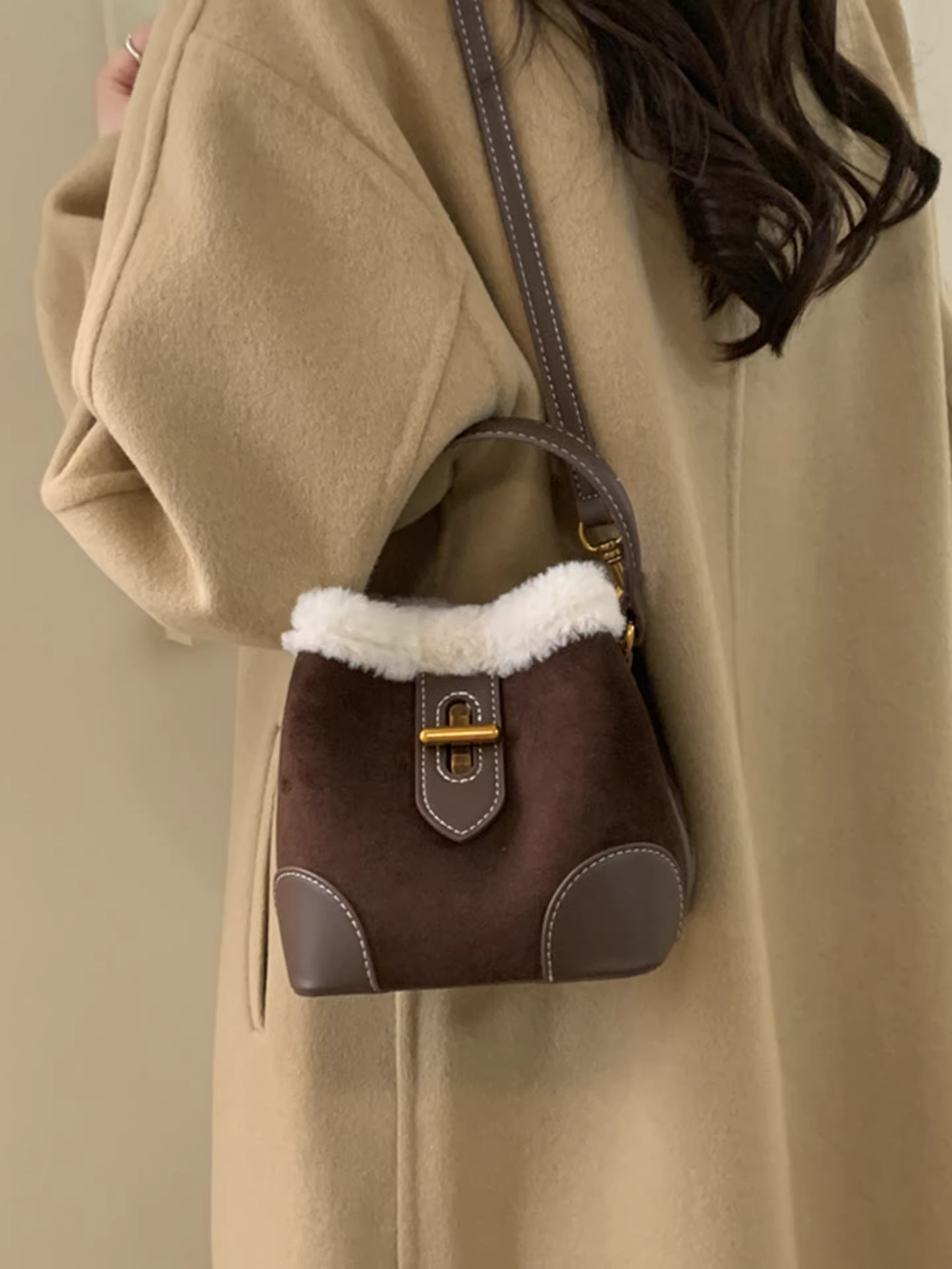 Túi mini cao cấp dành cho nữ, mẫu mới thu đông 2025, túi đeo chéo retro mờ, túi xách tay dáng xô lông mềm