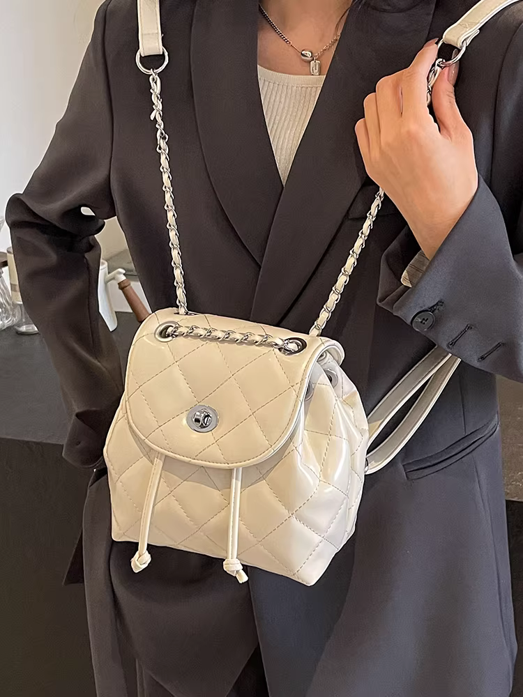 Ba lô nữ, mẫu mới thời trang 2025, túi đeo dây xích thiết kế cao cấp màu bạc, ba lô nhỏ màu trắng dành cho nữ.
