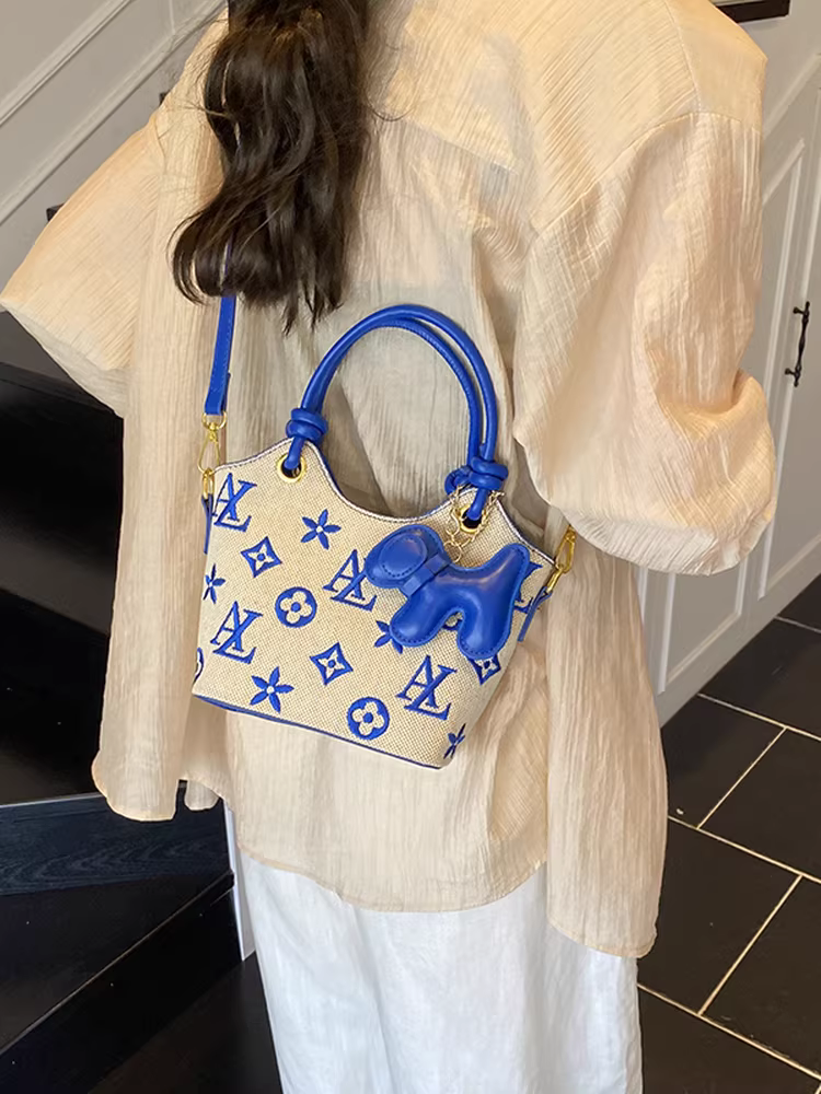 Những mẫu túi xách thời thượng được ưa chuộng năm nay dành cho nữ 2025, thiết kế độc đáo mùa hè, túi đeo chéo, túi thêu, túi đeo vai