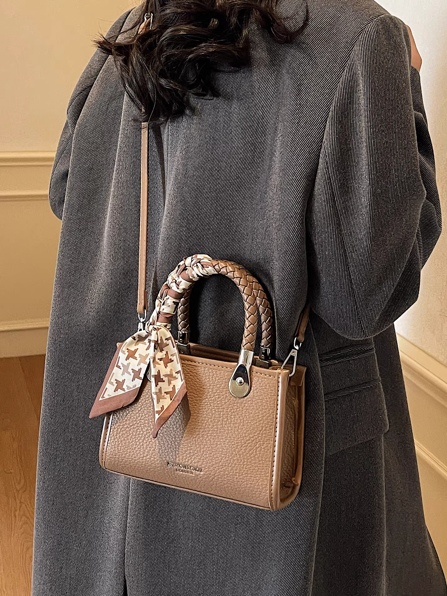 Túi xách nữ rất thời trang cho mùa thu đông, túi đeo chéo vai đa năng kiểu dáng mới 2025, túi xách vuông nhỏ phong cách ins đang thịnh hành.