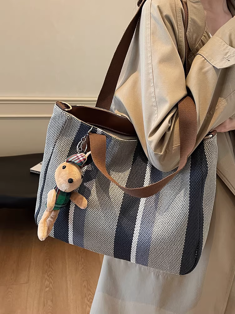 Túi vải canvas dành cho nữ, sức chứa lớn, túi đeo chéo phối màu sọc thường ngày mùa thu đông 2025 mới, thích hợp làm túi tote đi học và đi làm.